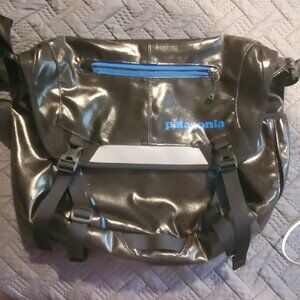 Patagonia Black Hole Mini Messenger Bag – 12L (Like New)